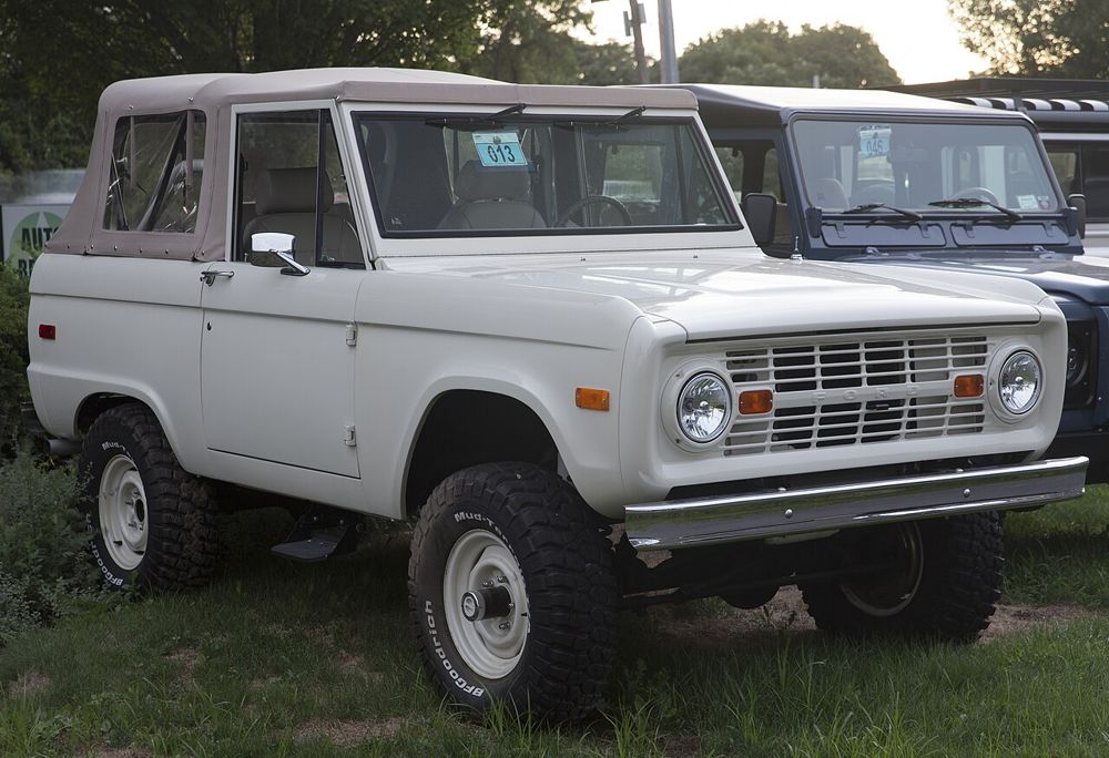 1970 Ford Bronco: 1970 Ford Bronco in light gray, front right