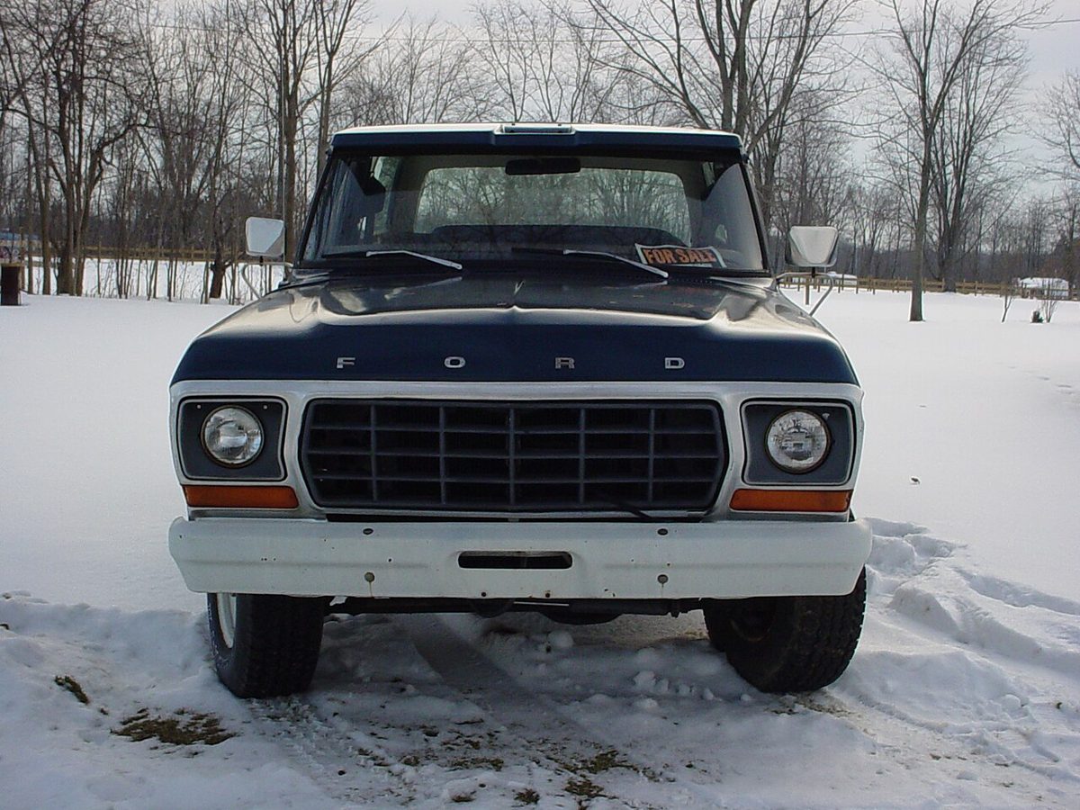 1978 Ford Bronco with round headlights (Custom-style front)