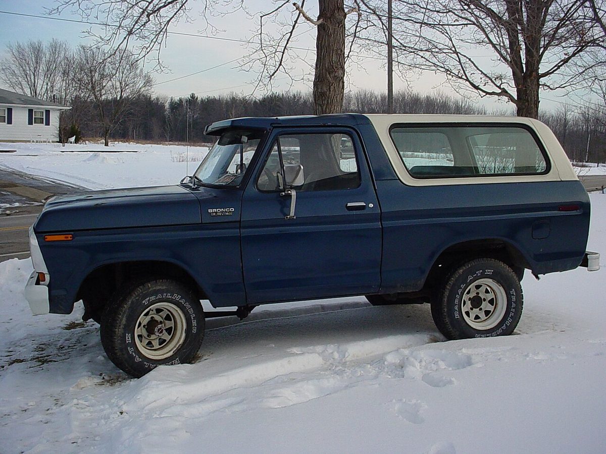 1978 Ford Bronco, blue with white top