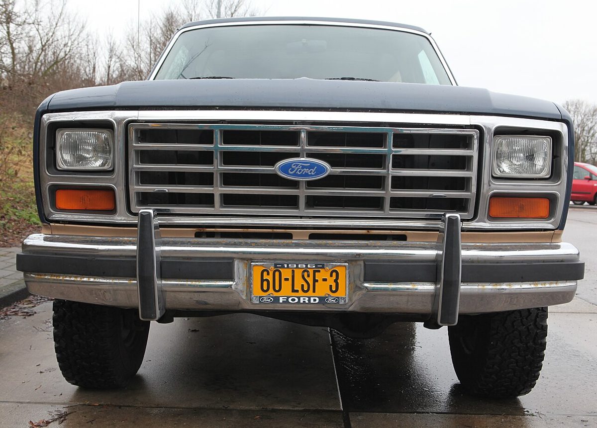 1986 Ford Bronco Eddie Bauer, front