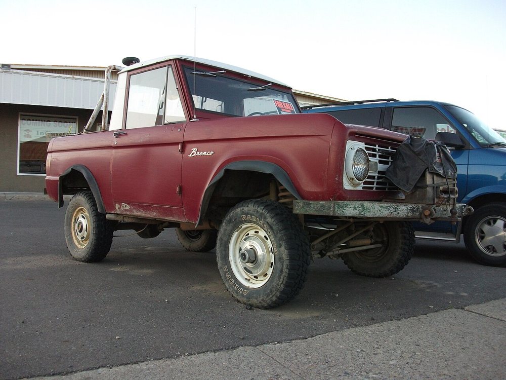 First-generation Ford Bronco 4x4 waiting for a buyer. Exact model year not identified. Photo: dave_7, CC BY 2.0, via Wikimedia Commons (https://commons.wikimedia.org/wiki/File:FordBronco4x4.jpg) First-generation Ford Bronco 4x4 waiting for a buyer