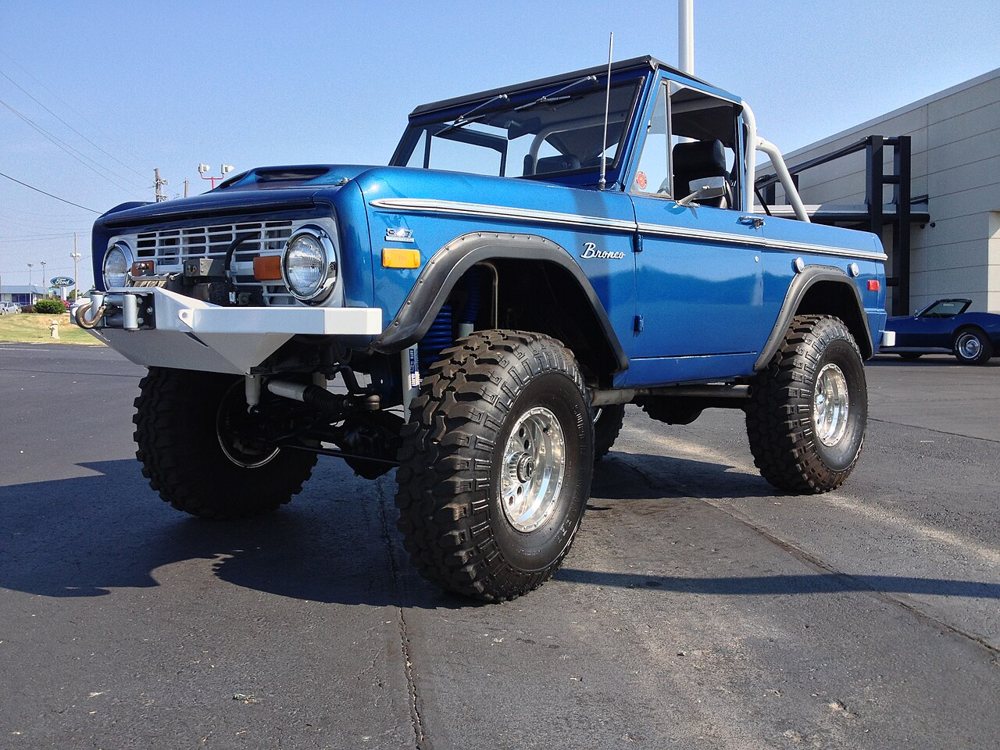 Lifted first-generation Ford Bronco, Fayetteville, Arkansas. Exact model year not identified. Photo: wallerdog, CC BY-SA 3.0, via Wikimedia Commons (https://commons.wikimedia.org/wiki/File:Wdog_Bronco.jpg) Lifted first-generation Ford Bronco, Fayetteville, Arkansas